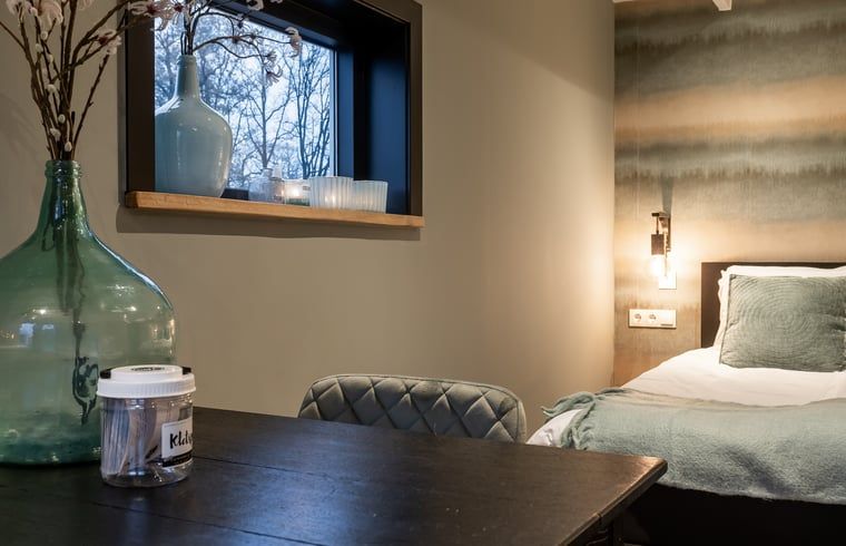 Knusse slaapkamer met rustieke inrichting in Vakantiehuisje in Agelo, perfect voor een ontspannen vakantie in Twente, Overijssel.