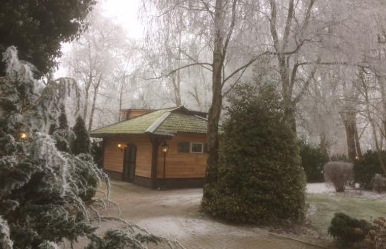 Sneeuwlandschap bij vakantiehuis in Vroomshoop, Twente, omgeven door winterse charme.