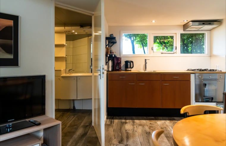 Keuken en badkamer in vakantiehuis in Vroomshoop, Twente, met moderne faciliteiten.