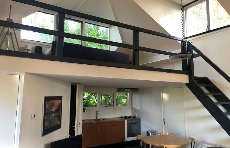 Loft slaapkamer met uitzicht in vakantiehuis in Vroomshoop, Twente.