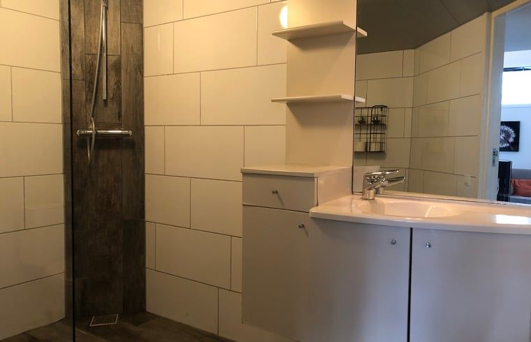 Buitenzitje met groene omgeving bij vakantiehuis in Vroomshoop, Twente.