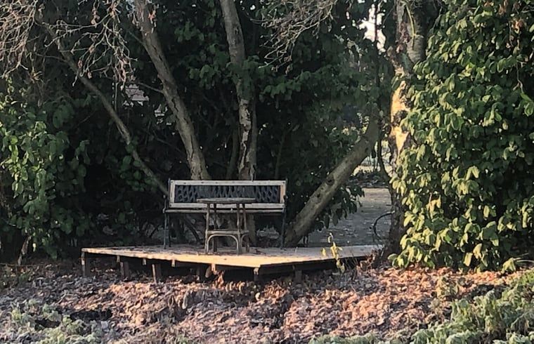 Veranda met uitzicht op velden in vakantiehuis in Vroomshoop, Twente.