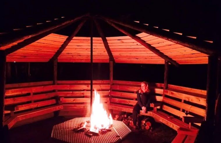 Uniek houten bad in vakantiehuis in Vroomshoop, Twente, voor ontspanning.