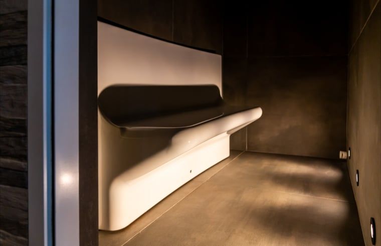 Luxe wellnessruimte met houten bad in vakantiehuis in Vroomshoop, Twente.