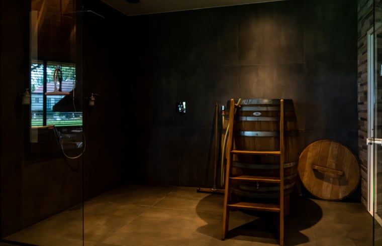 Knusse houten kleedkamer in vakantiehuis in Vroomshoop, Twente.