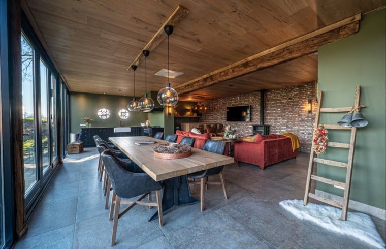 Stilvolles Esszimmer mit Blick auf die Natur im Ferienhaus in Glane, Twente, Overijssel.