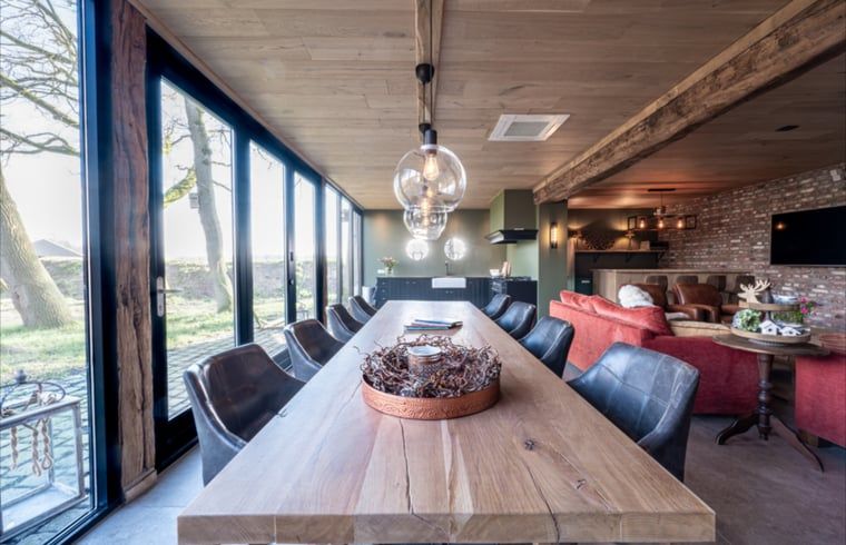 Moderne Kueche mit Herd in Ferienhaus in Glane, Twente, Overijssel.