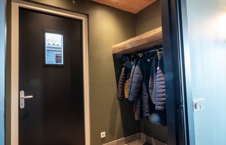 Rustikales Badezimmer mit Backsteinwand in einem Ferienhaus in Glane, Twente, Overijssel.