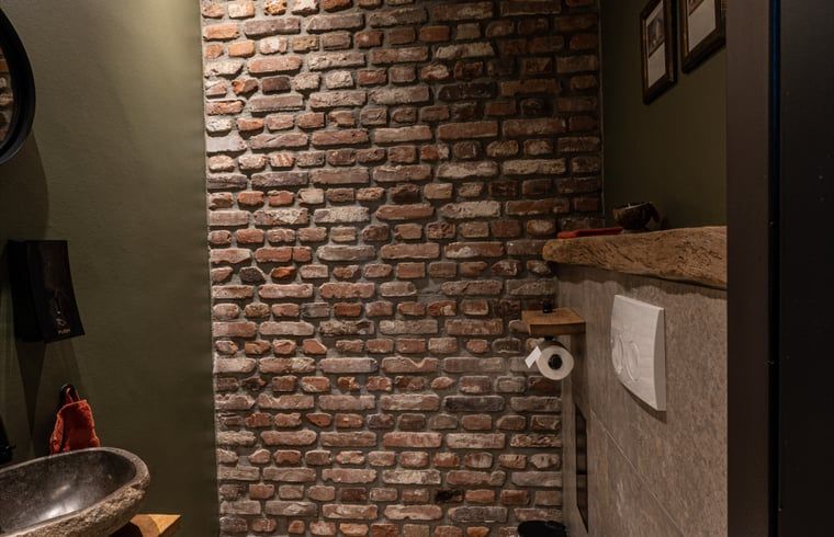 Holztreppe im Obergeschoss eines Ferienhauses in Glane, Twente, Overijssel.