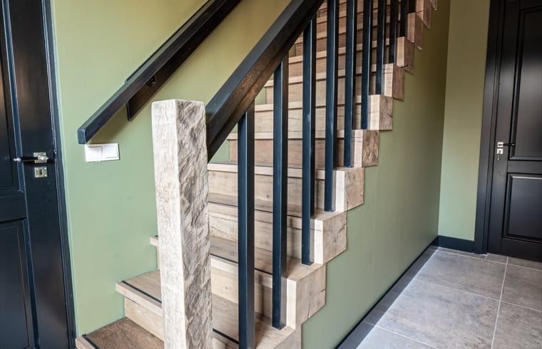 Gemuetlicher Treppenabsatz mit Dekoration im Ferienhaus in Glane, Twente, Overijssel.