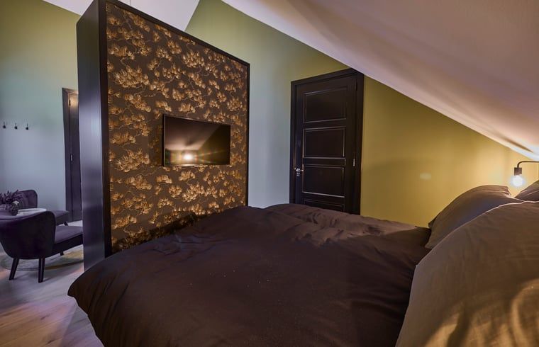 Modernes Badezimmer mit rundem Spiegel in einem Ferienhaus in Glane, Twente, Overijssel.