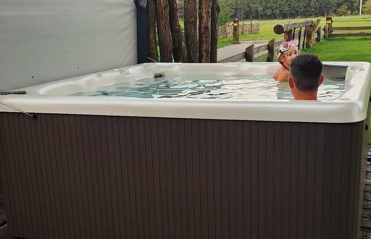 Gruener Garten mit Sitzgelegenheit im Ferienhaus in Glane, Twente, Overijssel.