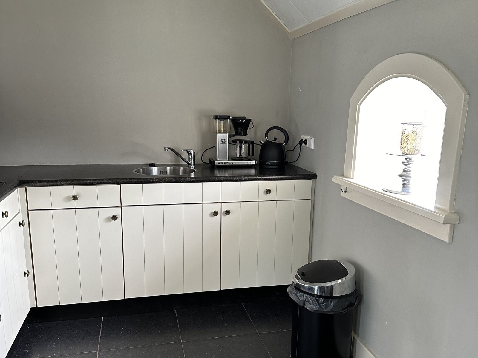 Modernes Badezimmer im Ferienhaus OV436 in Hengevelde, Twente, mit stilvollem Waschbecken.