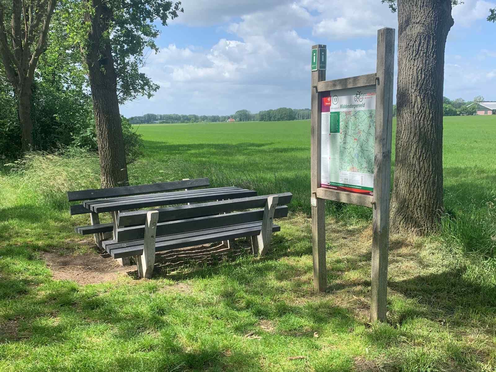 Aussenbereich des Ferienhauses OV436 in Hengevelde, Twente mit gemuetlichen Sitzgelegenheiten.