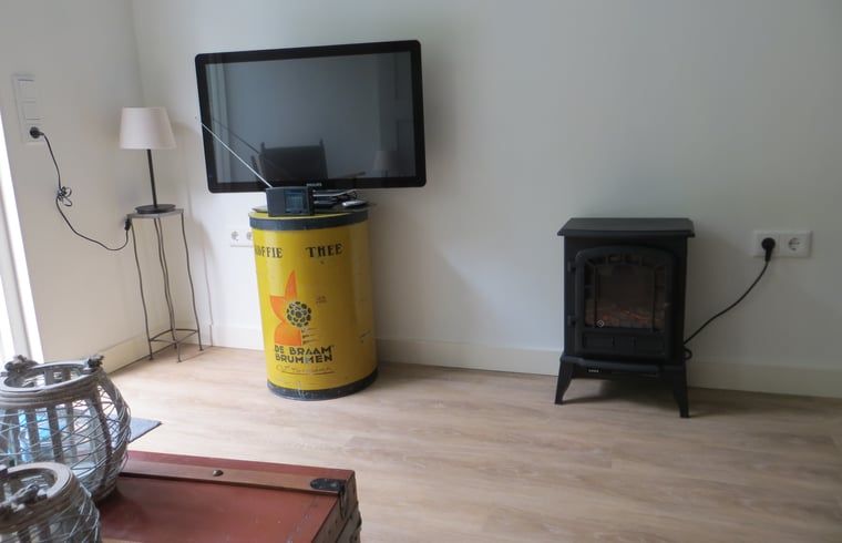 Modernes Wohnzimmer mit Fernseher im Ferienhaus in Boekelo, ideal zum Entspannen nach einem Tag voller Entdeckungen.