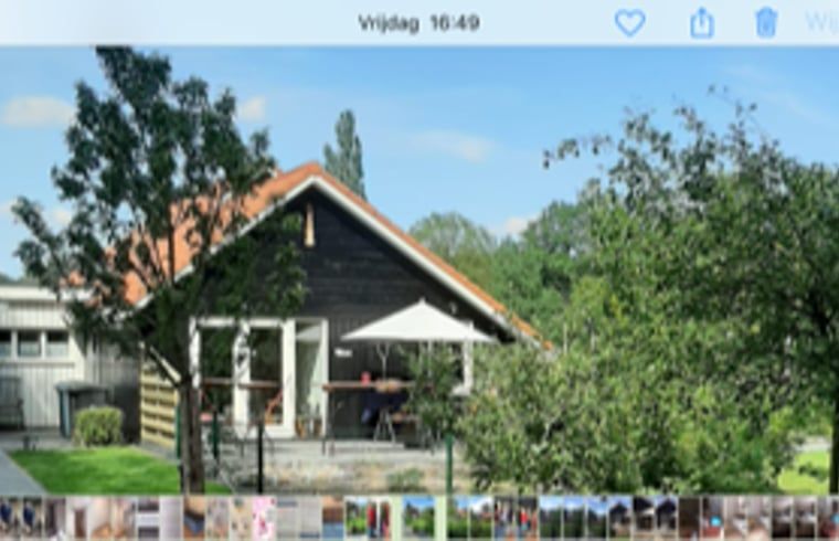 Aussenansicht des Ferienhauses in Boekelo, Twente, umgeben von viel Gruen und Stille.