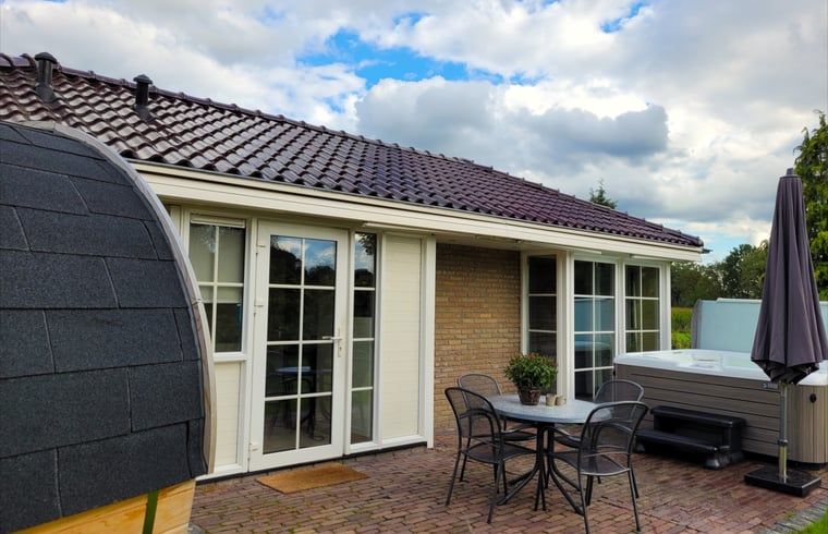 Hinterhof des Ferienhauses in Lonneker, Twente, mit Terrasse und Jacuzzi, ideal fuer Entspannung in Overijssel.