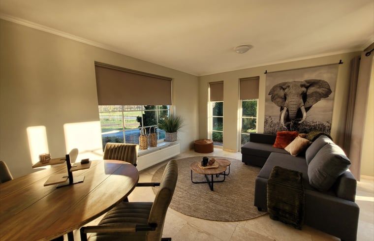 Gemuetliche Ess- und Sitzecke im Ferienhaus in Lonneker, Twente, mit viel natuerlichem Licht in Overijssel.