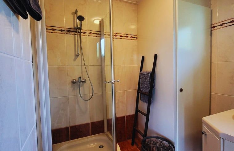 Geraeumiges Wohnzimmer mit komfortablen Moebeln im Ferienhaus in Lonneker, Twente, fuer Entspannung in Overijssel.