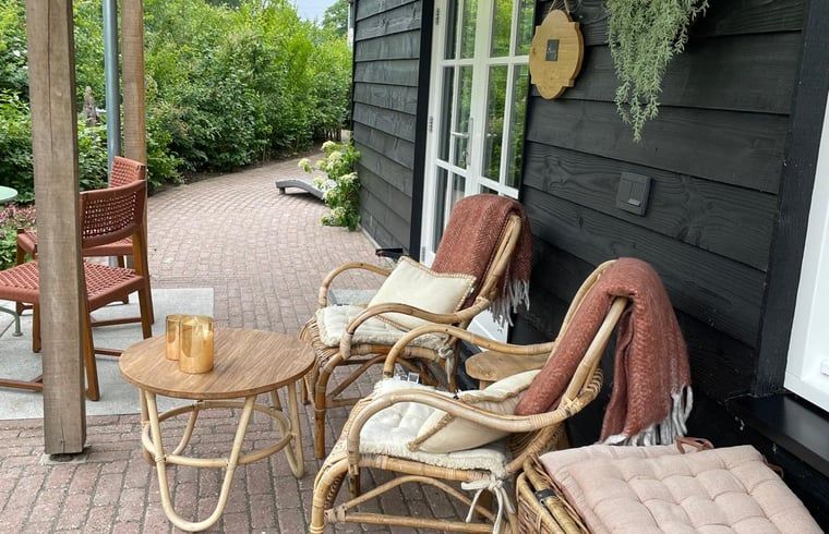 Gezellige veranda bij Vakantiehuisje in Bornerbroek, Twente, Overijssel met comfortabele stoelen.