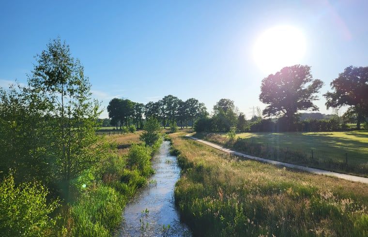 Adembenemend landschap rondom Vakantiehuisje in Bornerbroek, Twente, Overijssel met stromend beekje.