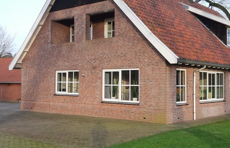 Vacation home in Lattrop Breklenkamp with spacious driveway and green surroundings in Twente, Overijssel.