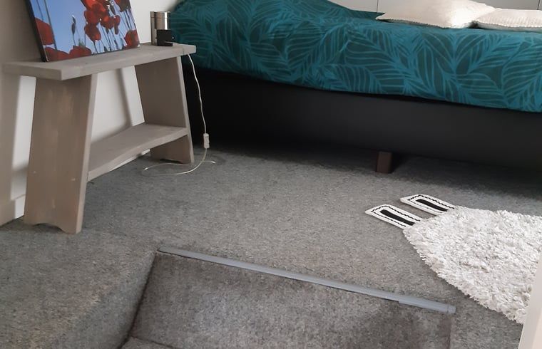 Comfortabele slaapkamer in Vakantiehuis in De Pollen, Vriezenveen, Twente, met kleurrijk beddengoed.