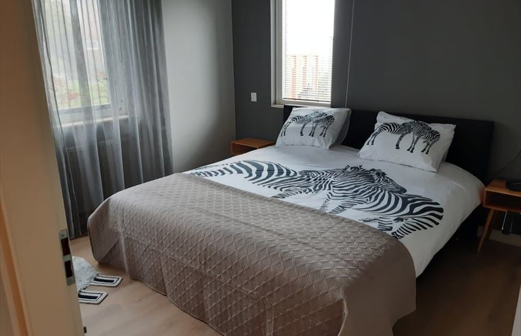 Slaapkamer met tweepersoonsbed in Vakantiehuis in De Pollen, Vriezenveen, Twente, Overijssel.