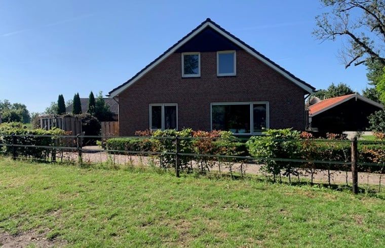 Vakantiehuis in De Pollen, Vriezenveen, Twente, met ruime tuin en groene omgeving.