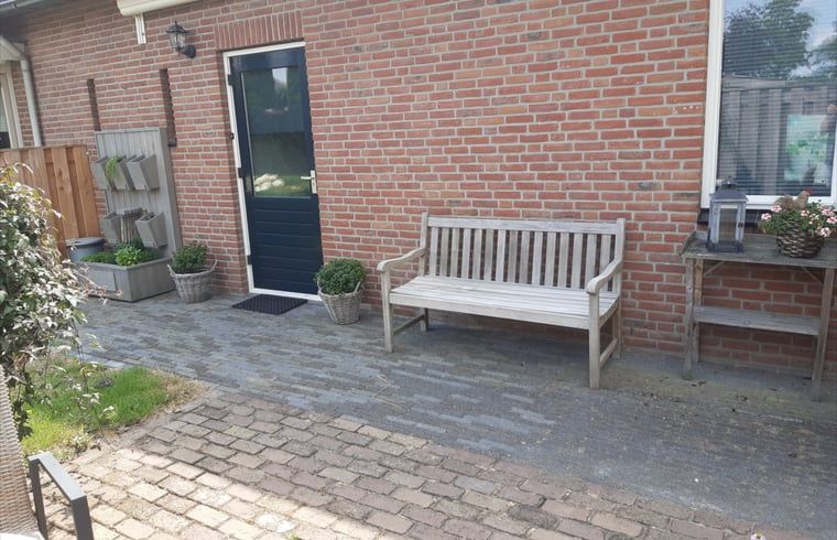 Terras met houten bank bij Vakantiehuis in De Pollen, Vriezenveen, Twente, ideale plek om te ontspannen.