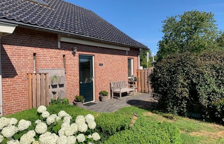 Vakantiehuis in De Pollen, Vriezenveen, Twente, met bloeiende tuin en landelijke charme.