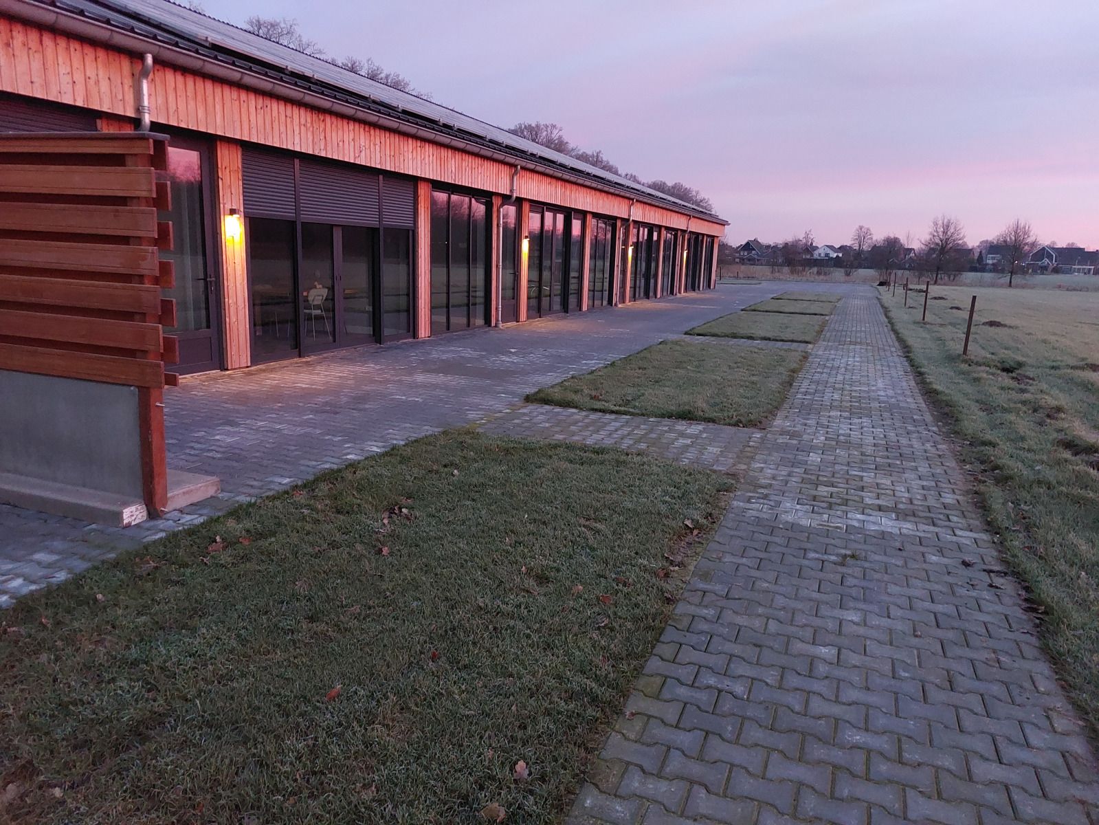 OV657 Ferienhaus in Hertme, Twente mit moderner Veranda und schoener Aussicht auf die Umgebung.