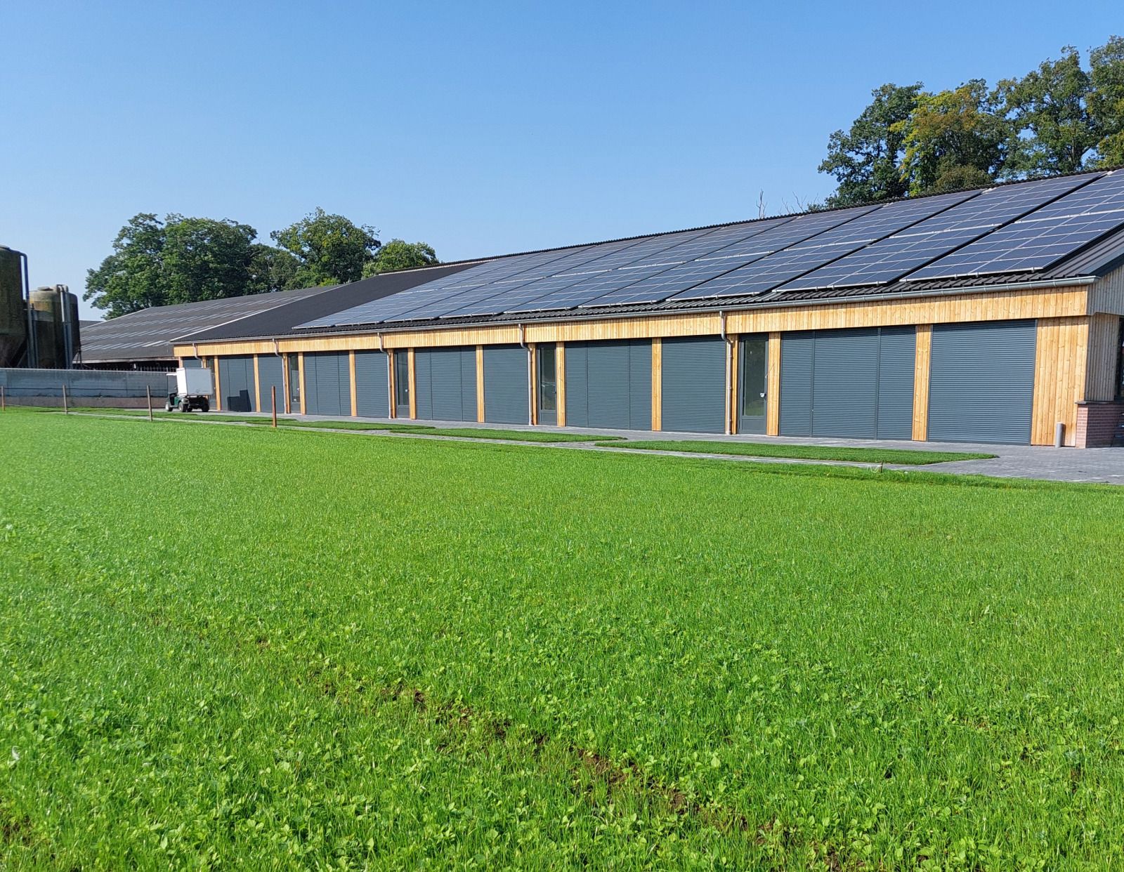 Stilvolles Badezimmer im Ferienhaus OV657 in Hertme, Twente, mit modernem Waschbecken und Dekoration.