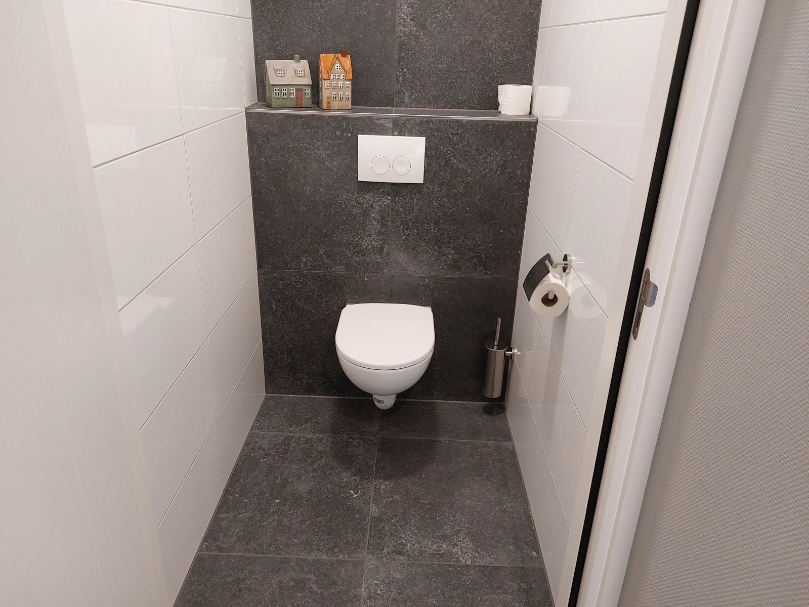 Sonniges Interieur des Ferienhauses OV657 in Hertme, Twente, mit grossen Fenstern und Blick auf die Natur.