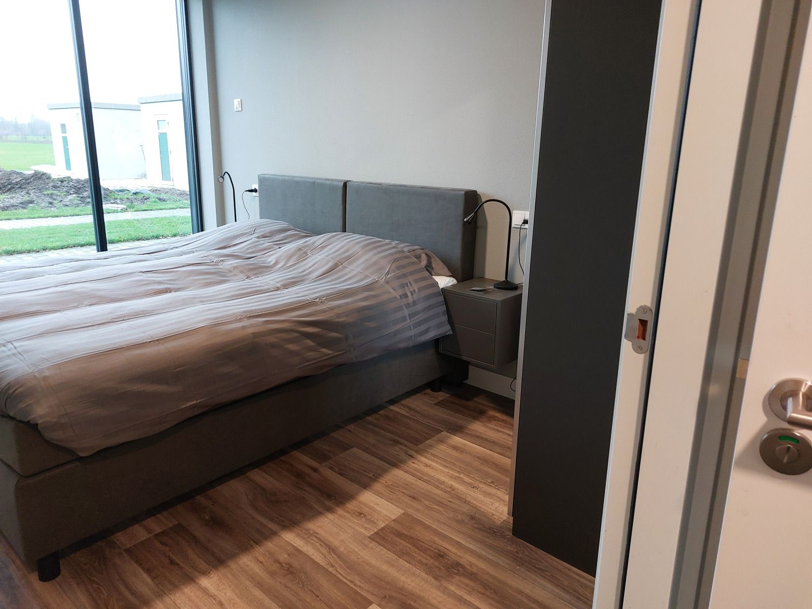 Stilvolles Wohnzimmer im Ferienhaus OV657 in Hertme, Twente, mit bunter Kunst an der Wand.