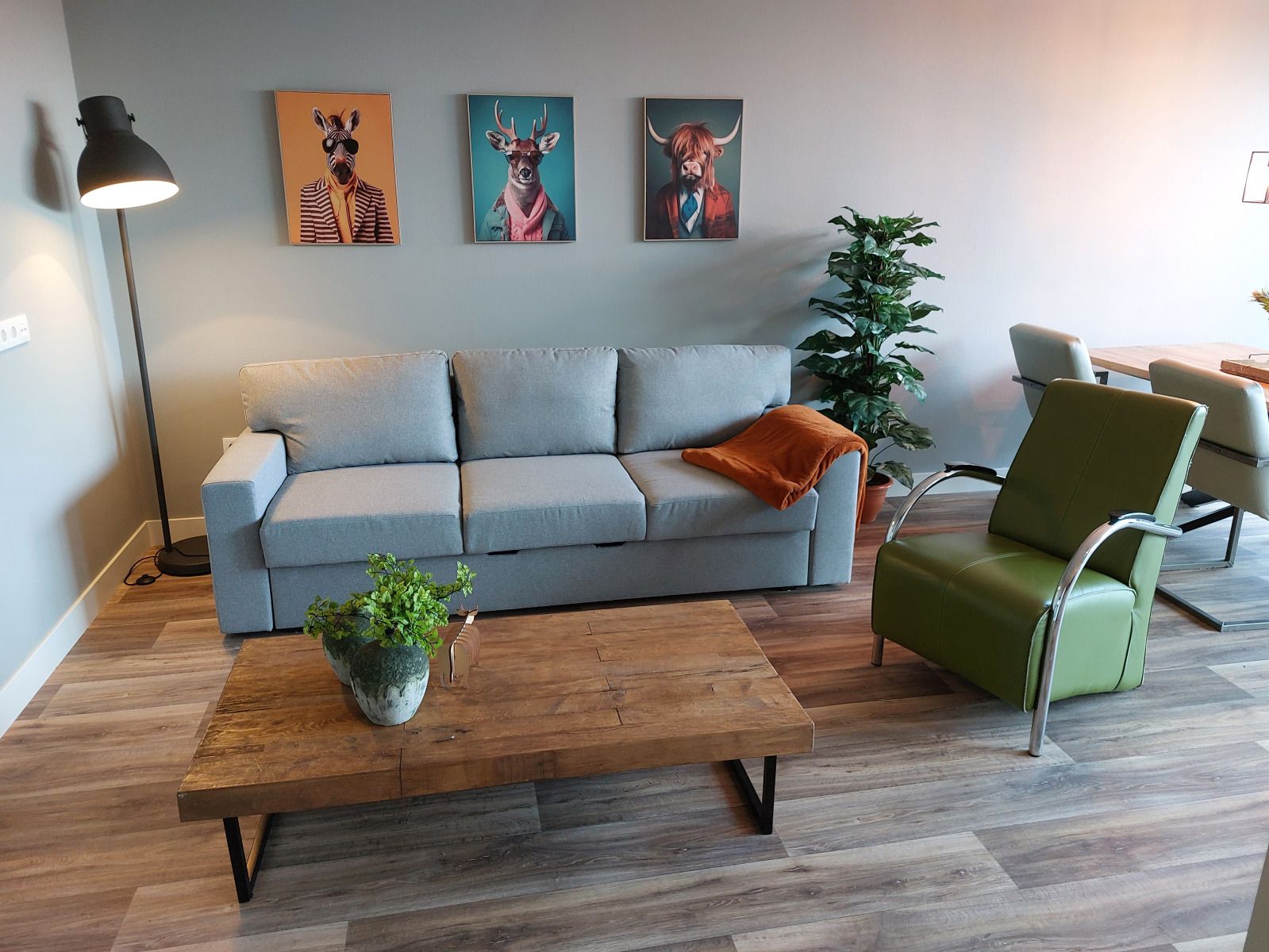 OV657 Ferienhaus in Hertme, Twente mit gruener Umgebung und Sonnenkollektoren auf dem Dach.