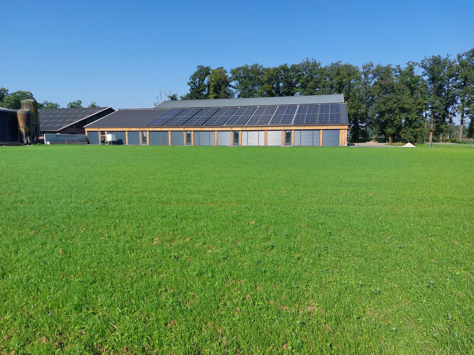 Modernes Badezimmer im Ferienhaus OV657 in Hertme, Twente, mit grossem Waschbecken und Spiegel.