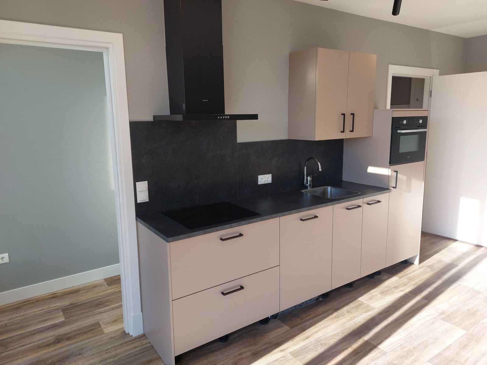 Gemuetliches Schlafzimmer im Ferienhaus OV657 in Hertme, Twente, mit stimmungsvoller Beleuchtung.