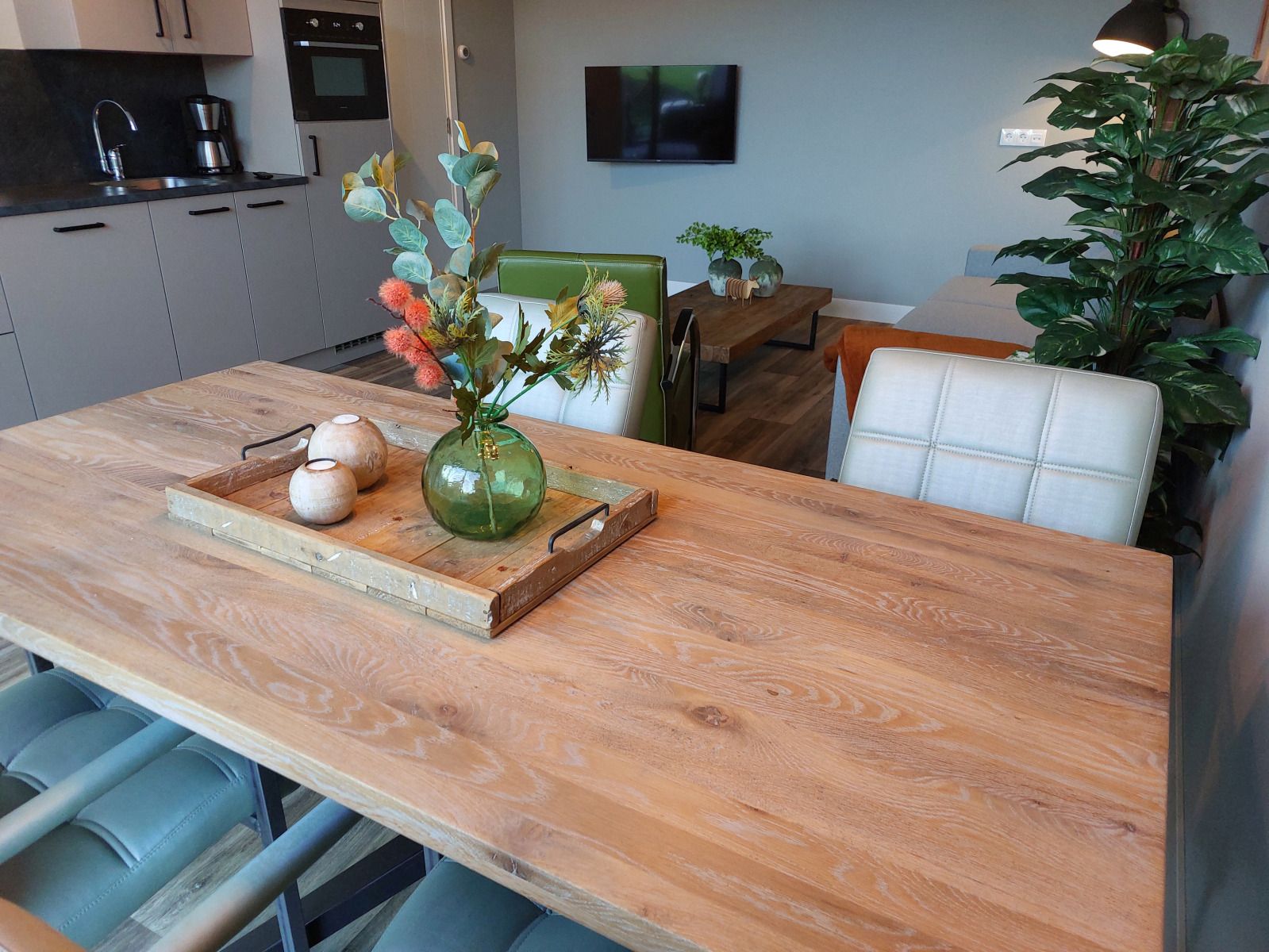 Stilvolle Sitzecke im Ferienhaus OV657 in Hertme, Twente, mit moderner Kunst und Gruenanlagen.