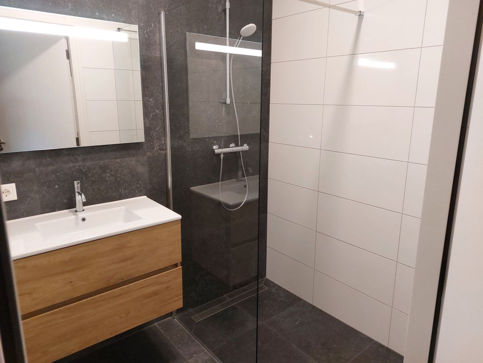 Essecke im Ferienhaus OV657 in Hertme, Twente mit Holztisch und dekorativen Elementen.