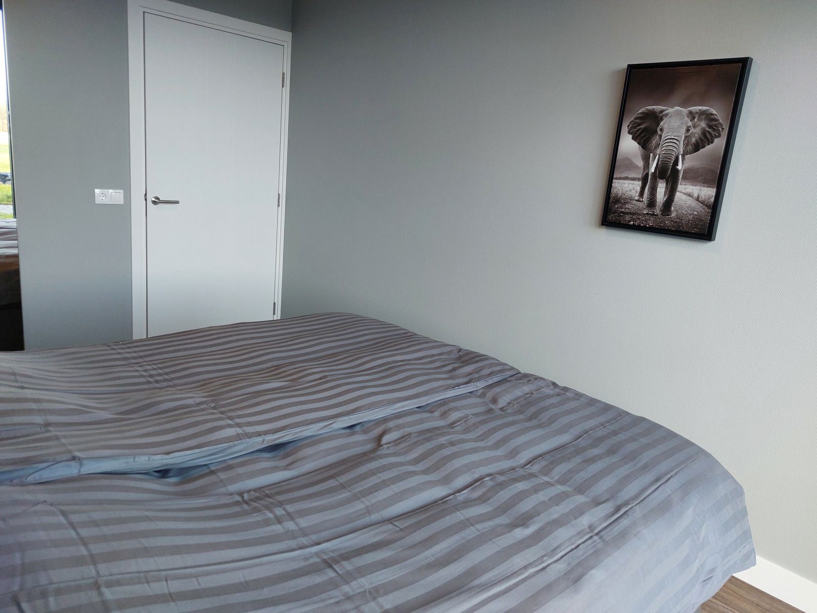 Atemberaubender Sonnenaufgang am Ferienhaus OV657 in Hertme, Twente mit farbigem Himmel.