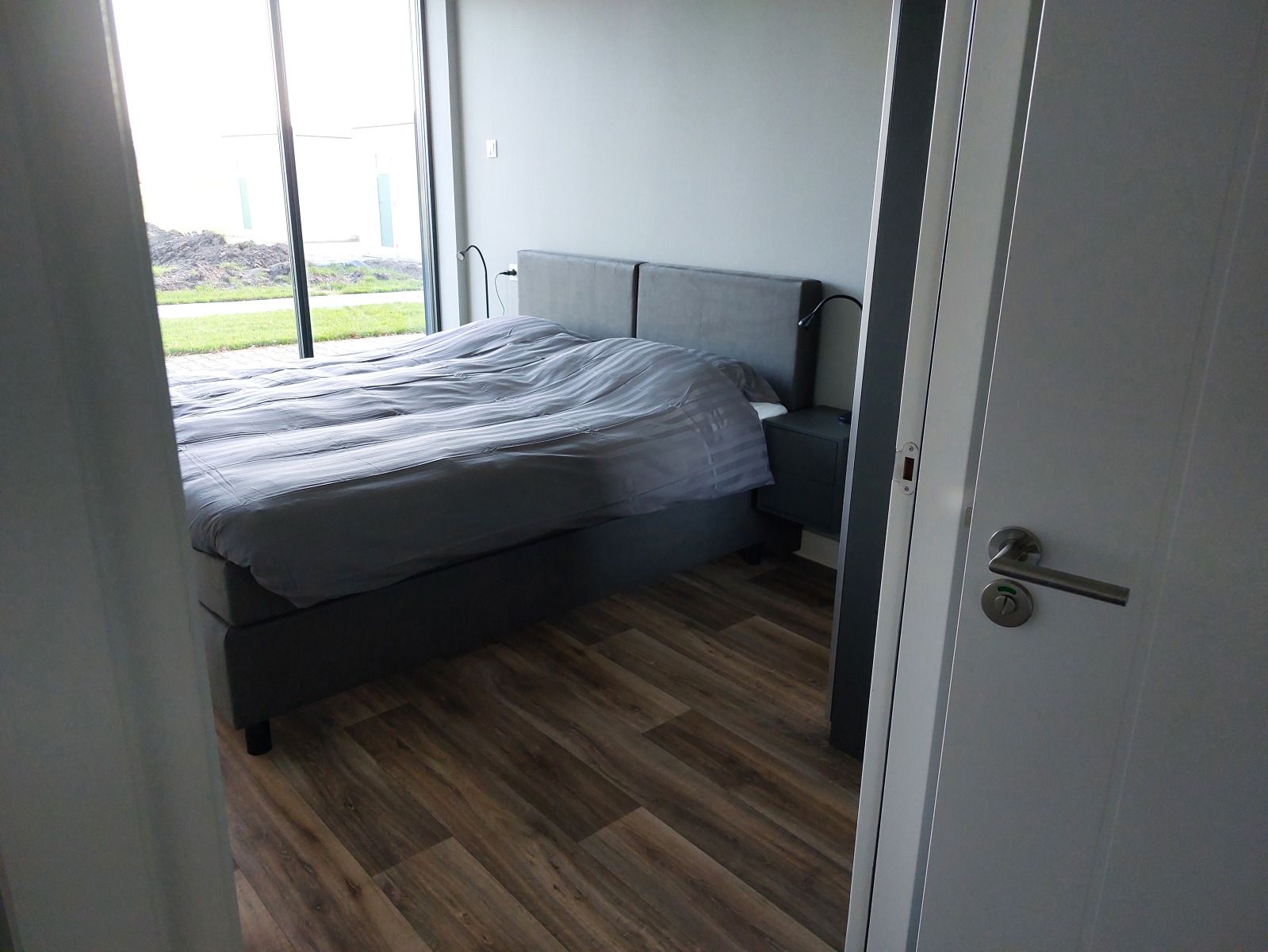 Stilvolles Schlafzimmer im Ferienhaus OV657 in Hertme, Twente, mit Kunst an der Wand.