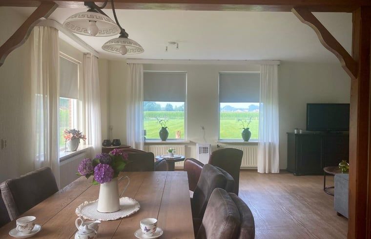 Gemuetlicher Innenbereich des Huisje in Langeveen, Ferienhaus in Twente, Overijssel, mit Blick auf die gruene Natur.