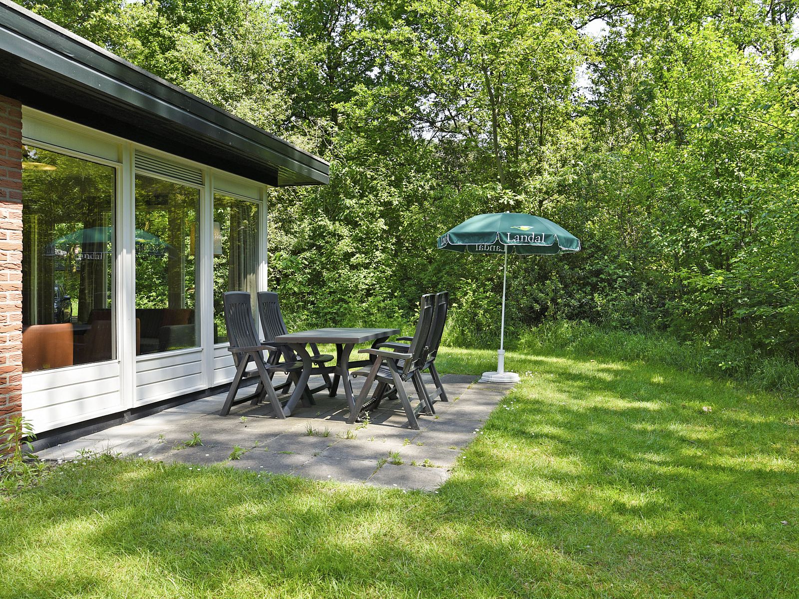 Comfortabele slaapkamer in Twenhaarsveld 4-persoons bungalow 4C, Holten, Salland, met uitzicht op de natuur.
