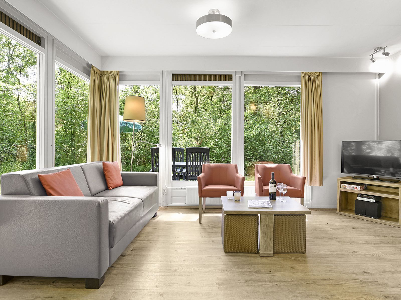 Knusse zithoek met open haard in Twenhaarsveld 4-persoons bungalow 4C, Holten, Overijssel.