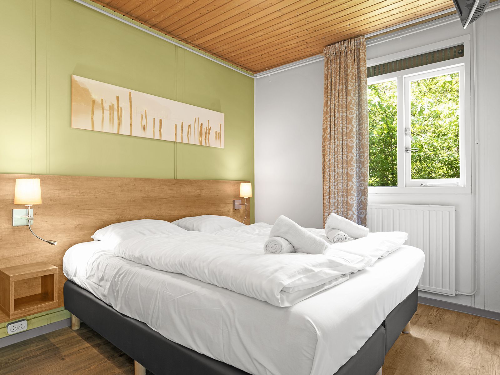 Slaapkamer met tweepersoonsbed in Twenhaarsveld 4-persoons bungalow 4C, Holten, Salland.