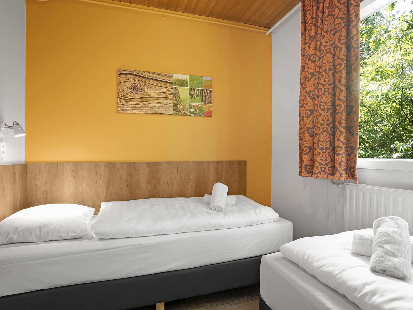 Comfortabele slaapkamer met natuurlijk licht in Twenhaarsveld 4-persoons bungalow 4C, Salland, Overijssel.