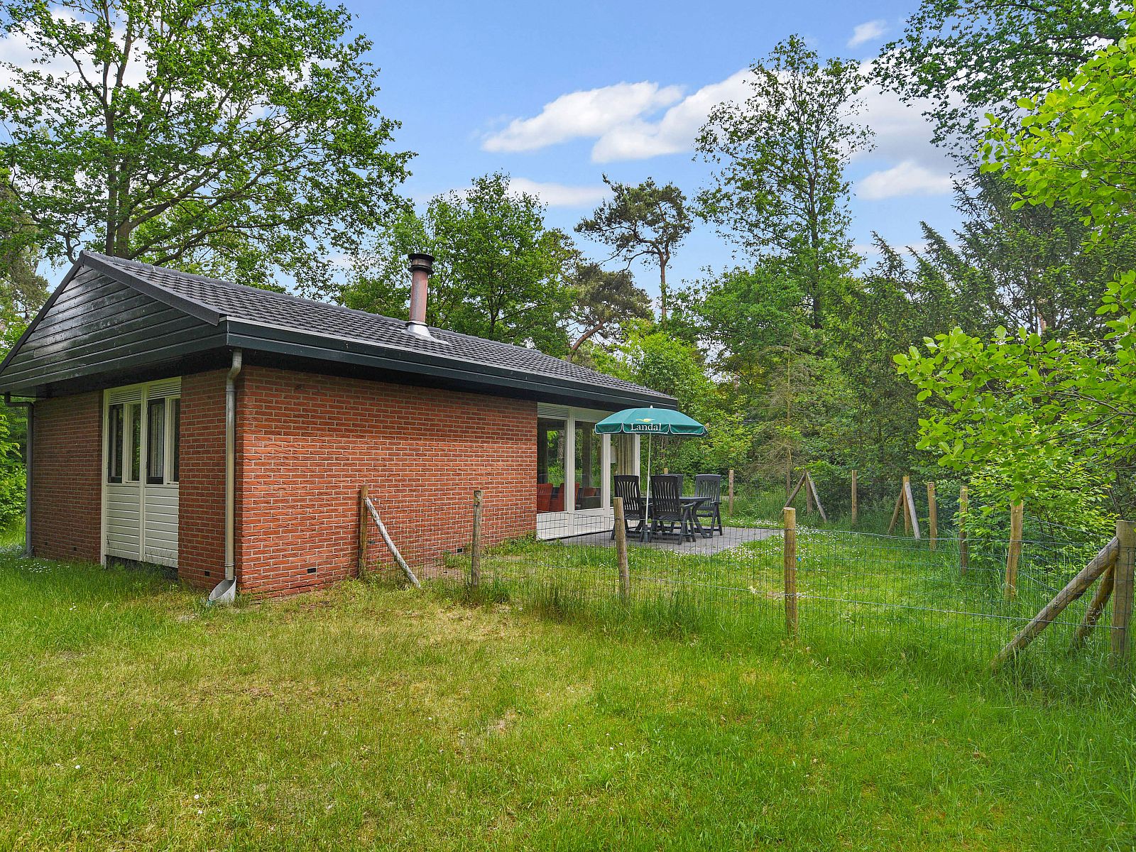 Modern kitchen and dining area in Twenhaarsveld dog bungalow, Holten, ideal for two people.