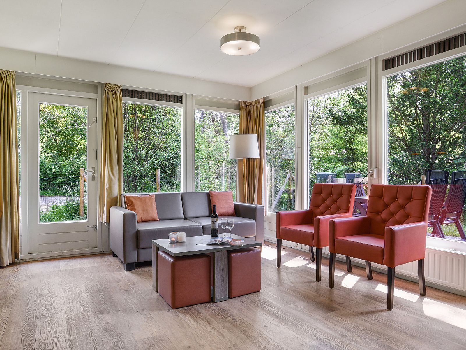 Cozy living room with fireplace in Twenhaarsveld dog bungalow, Holten, perfect for relaxation.