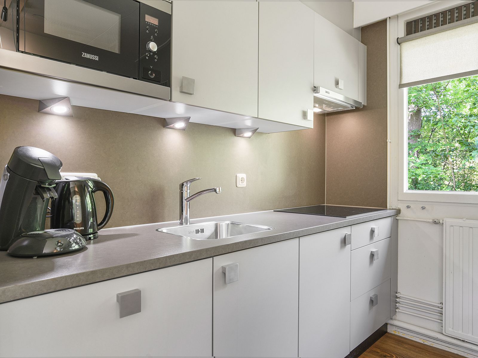 Spacious dog room with bench option in Twenhaarsveld bungalow, Holten, perfect for pet friends.